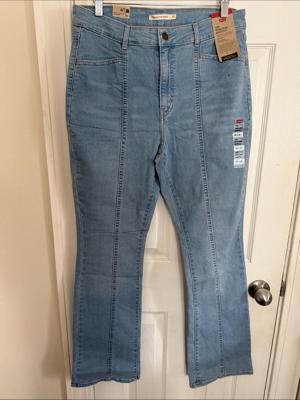 NWTLevi's Women's 725 High-Rise Bootcut Jeans with Center Seams